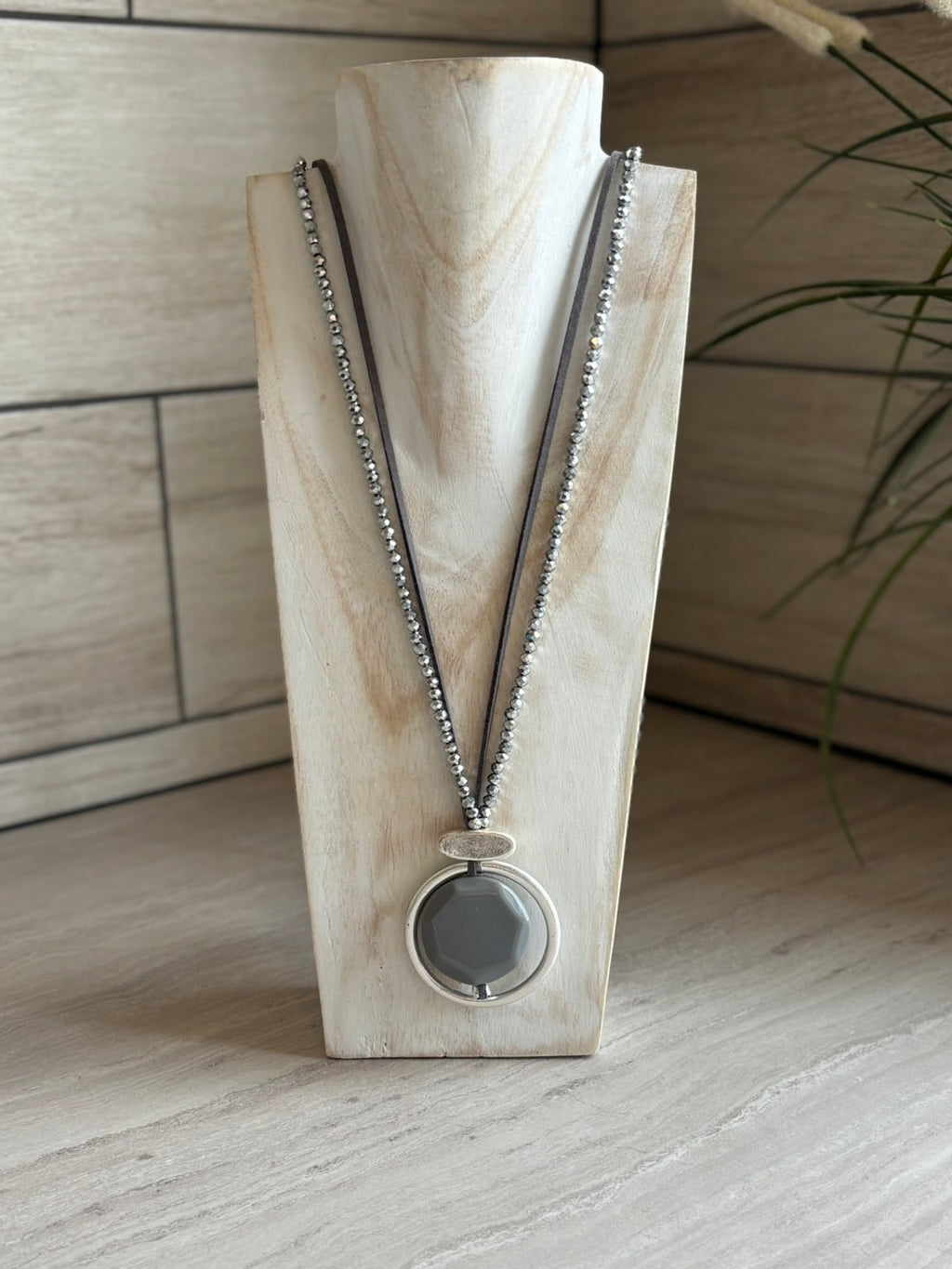 Circle detail necklace