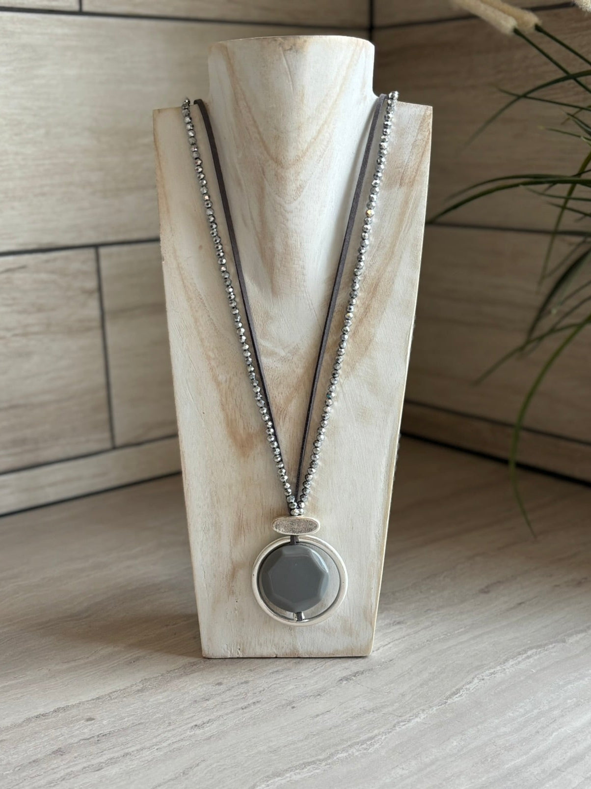 Circle detail necklace